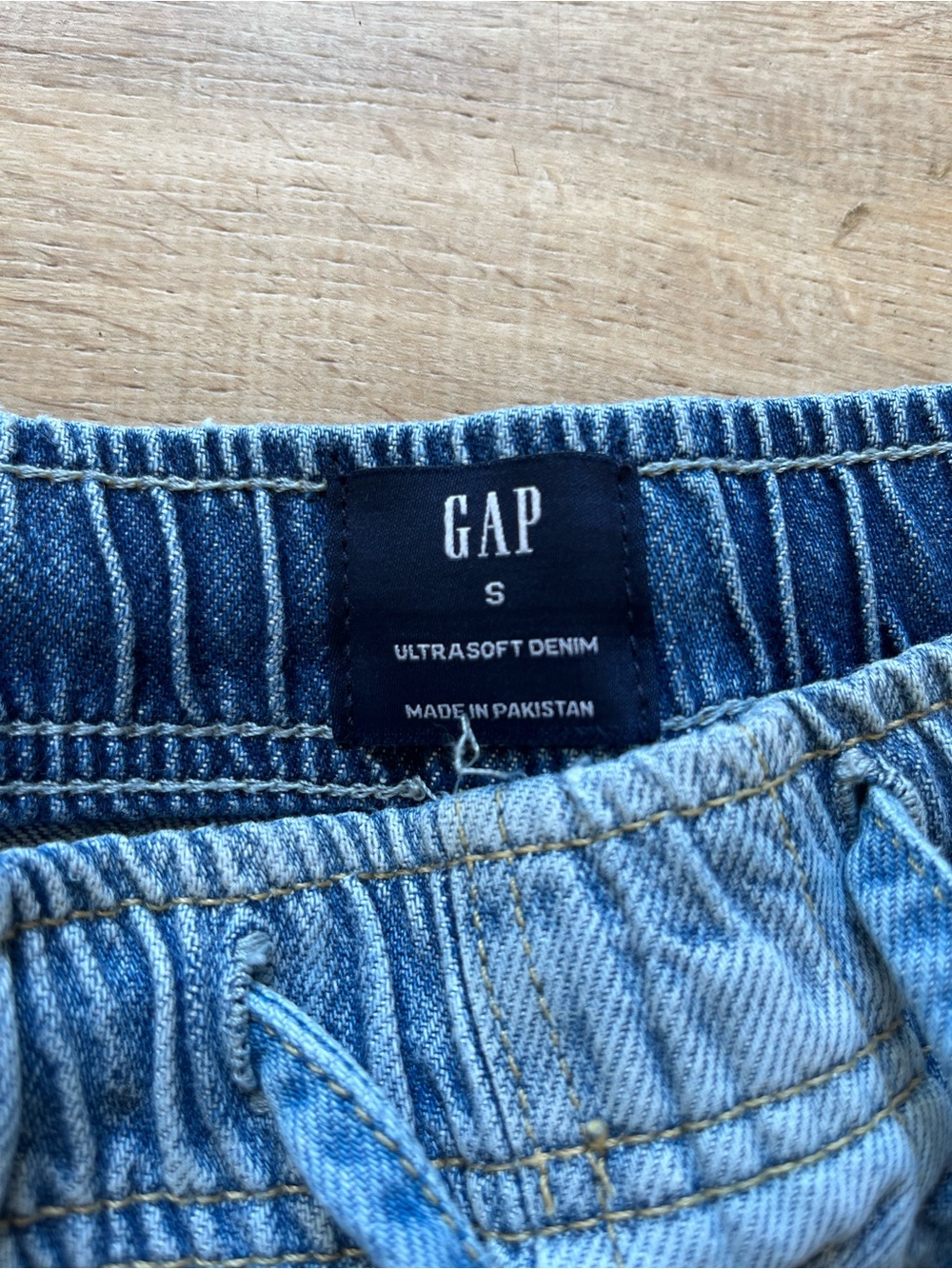GAP Mid Rise UltraSoft Easy Horseshoe Jeans / size S / medium wash - Picture 7 of 7